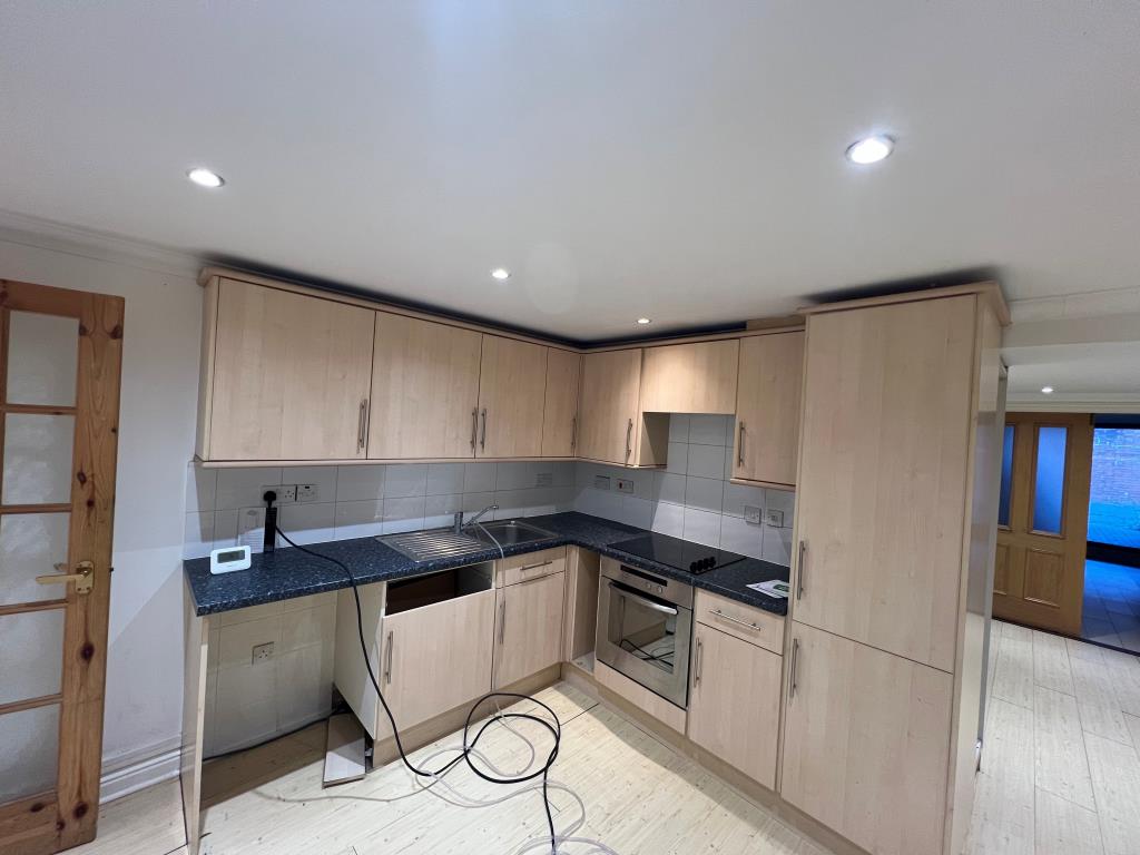 Lot: 53 - LOWER GROUND FLOOR FLAT - Modern fitted kitchen